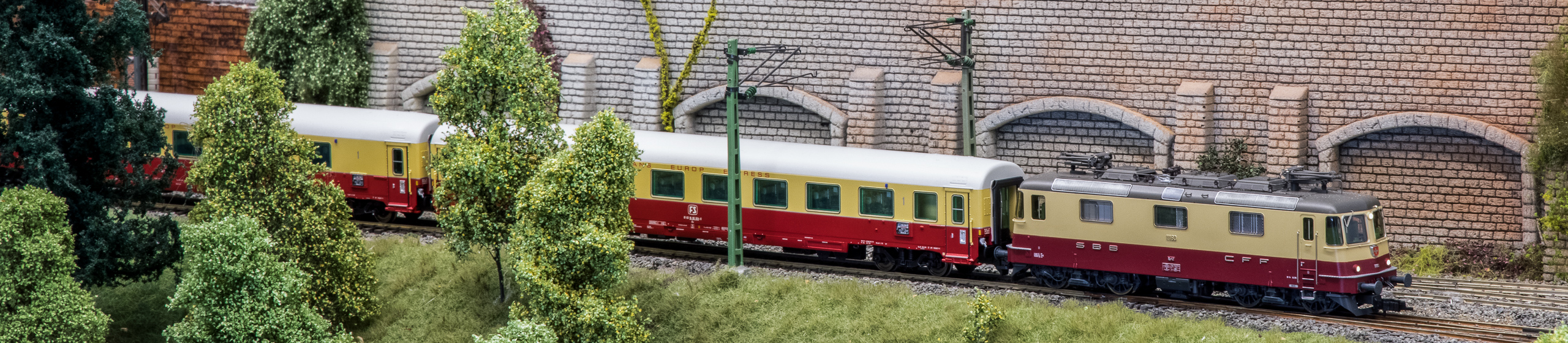 H0-Anlage – SBB-Lok mit Europ-Express-Wagen