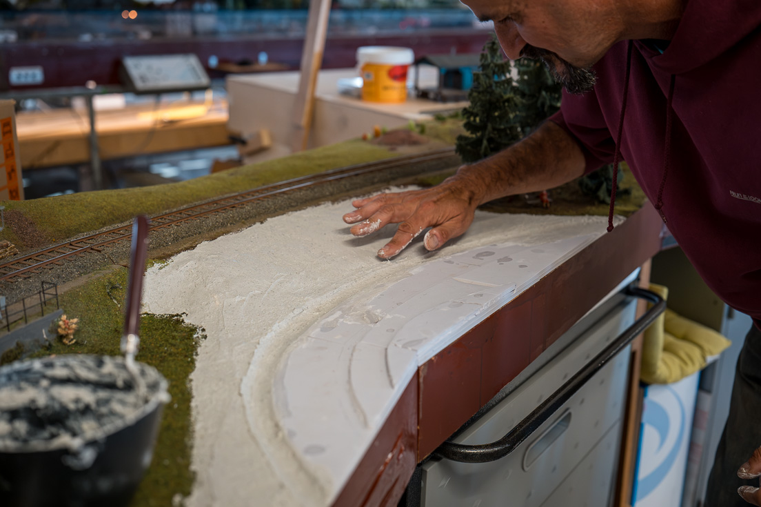 Feinarbeiten und Glattstreichen geht am besten mit feuchten Fingern